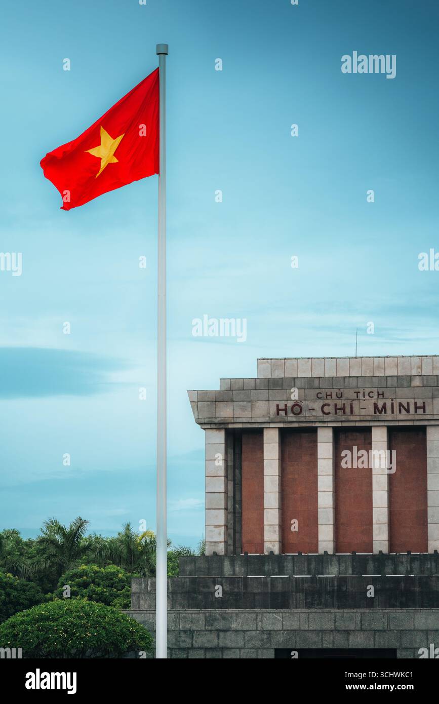 Blick auf das Ho Chi Minh Mausoleum und den Ba Dinh Platz in Hanoi, Vietnam an einem Sommertag zum Nationalfeiertag in Vietnam. Berühmtes Reiseziel von Vietnam. Reisen und La Stockfoto Blick auf das Ho Chi Minh Mausoleum und den Ba Dinh Platz in Hanoi, Vietnam an einem Sommertag zum Nationalfeiertag in Vietnam. Berühmtes Reiseziel von Vietnam. Reisen und La Stockfoto