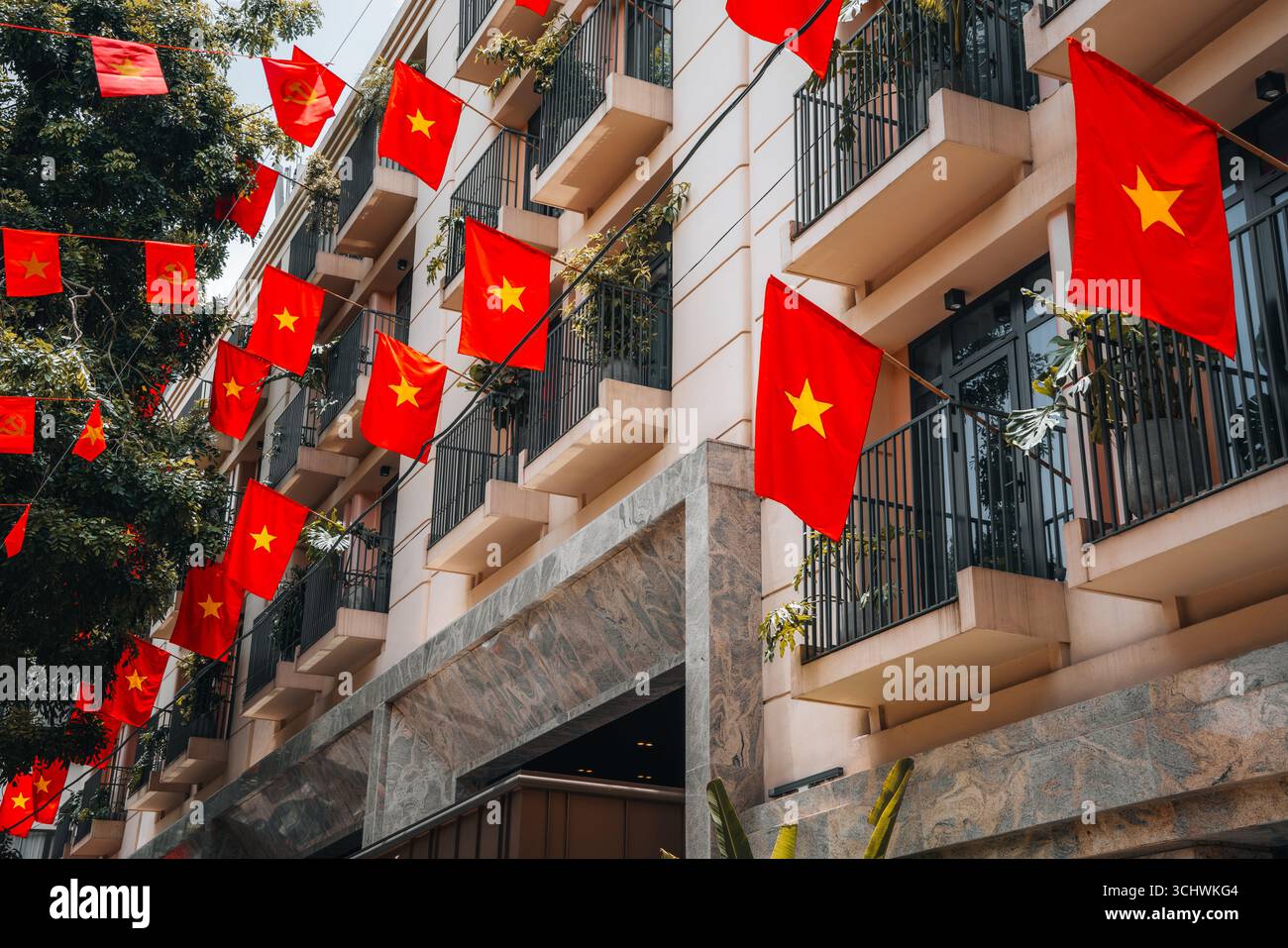 Hanoi City, Vietnam - 22. August 2025: Vietnam Gasse mit Nationalflaggen und roten Bannern auf der Straße für Vietnam Nationalfeier dekoriert. Lebendig Stockfoto Hanoi City, Vietnam - 22. August 2025: Vietnam Gasse mit Nationalflaggen und roten Bannern auf der Straße für Vietnam Nationalfeier dekoriert. Lebendig Stockfoto