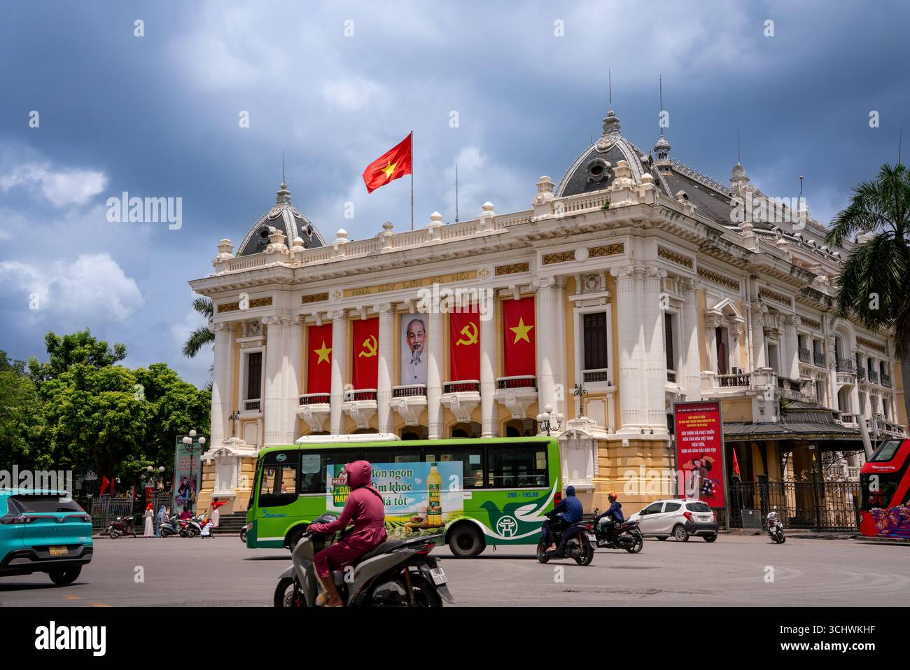 Hanoi City, Vietnam - 22. August 2025: Fontansicht auf das Opernhaus Hanoi, das während Vietnam Na ein berühmtes Wahrzeichen und eine beliebte Touristenattraktion in Hanoi ist Stockfoto Hanoi City, Vietnam - 22. August 2025: Fontansicht auf das Opernhaus Hanoi, das während Vietnam Na ein berühmtes Wahrzeichen und eine beliebte Touristenattraktion in Hanoi ist Stockfoto