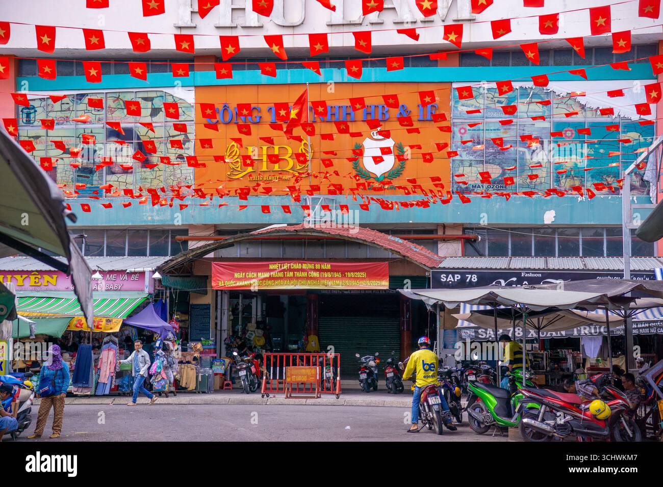Ho-Chi-Minh-Stadt, Vietnam - 2. September 2025: Die vietnamesische Gasse ist mit Nationalflaggen und roten Bannern auf der Straße für die Feier des Vietnam-Nationalfeiertags dekoriert. V Stockfoto Ho-Chi-Minh-Stadt, Vietnam - 2. September 2025: Die vietnamesische Gasse ist mit Nationalflaggen und roten Bannern auf der Straße für die Feier des Vietnam-Nationalfeiertags dekoriert. V Stockfoto