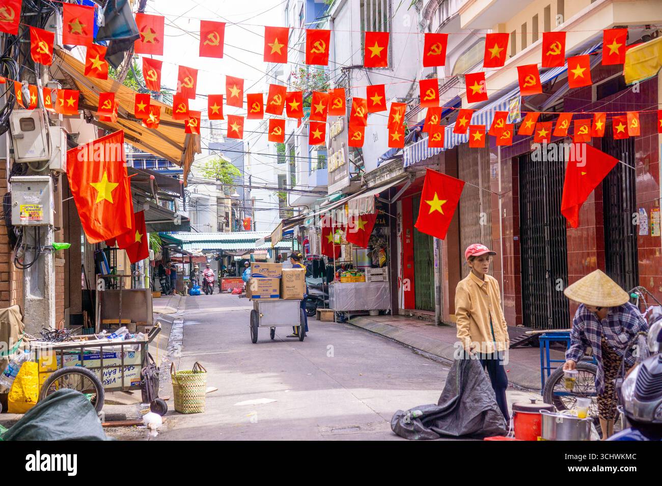 Ho-Chi-Minh-Stadt, Vietnam - 2. September 2025: Die vietnamesische Gasse ist mit Nationalflaggen und roten Bannern auf der Straße für die Feier des Vietnam-Nationalfeiertags dekoriert. V Stockfoto Ho-Chi-Minh-Stadt, Vietnam - 2. September 2025: Die vietnamesische Gasse ist mit Nationalflaggen und roten Bannern auf der Straße für die Feier des Vietnam-Nationalfeiertags dekoriert. V Stockfoto