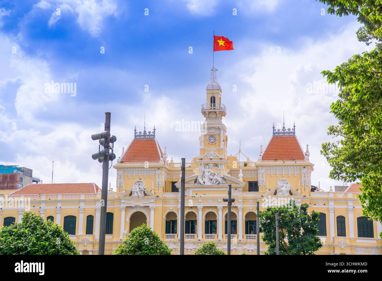Blick auf das Rathaus von Ho Chi Minh, das Rathaus von Saigon oder das Hauptbüro des Komitees am Morgen, Vietnam. Reise- und Landschaftskonzept. Stockfoto Blick auf das Rathaus von Ho Chi Minh, das Rathaus von Saigon oder das Hauptbüro des Komitees am Morgen, Vietnam. Reise- und Landschaftskonzept. Stockfoto