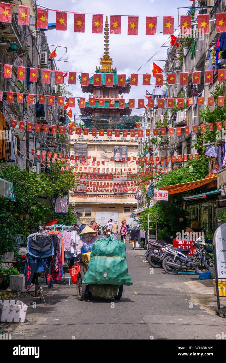 Ho-Chi-Minh-Stadt, Vietnam - 2. September 2025: Die vietnamesische Gasse ist mit Nationalflaggen und roten Bannern auf der Straße für die Feier des Vietnam-Nationalfeiertags dekoriert. V Stockfoto Ho-Chi-Minh-Stadt, Vietnam - 2. September 2025: Die vietnamesische Gasse ist mit Nationalflaggen und roten Bannern auf der Straße für die Feier des Vietnam-Nationalfeiertags dekoriert. V Stockfoto