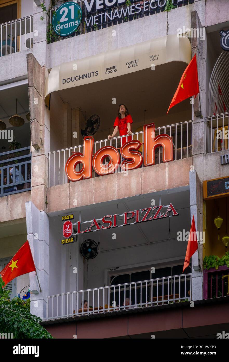 Ho-Chi-Minh-Stadt, Vietnam - 2. September 2025: Die vietnamesische Gasse ist mit Nationalflaggen und roten Bannern auf der Straße für die Feier des Vietnam-Nationalfeiertags dekoriert. V Stockfoto Ho-Chi-Minh-Stadt, Vietnam - 2. September 2025: Die vietnamesische Gasse ist mit Nationalflaggen und roten Bannern auf der Straße für die Feier des Vietnam-Nationalfeiertags dekoriert. V Stockfoto