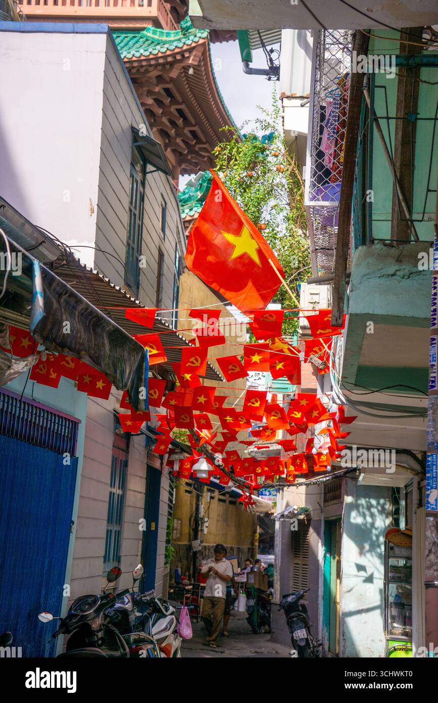 Ho-Chi-Minh-Stadt, Vietnam - 2. September 2025: Die vietnamesische Gasse ist mit Nationalflaggen und roten Bannern auf der Straße für die Feier des Vietnam-Nationalfeiertags dekoriert. V Stockfoto Ho-Chi-Minh-Stadt, Vietnam - 2. September 2025: Die vietnamesische Gasse ist mit Nationalflaggen und roten Bannern auf der Straße für die Feier des Vietnam-Nationalfeiertags dekoriert. V Stockfoto