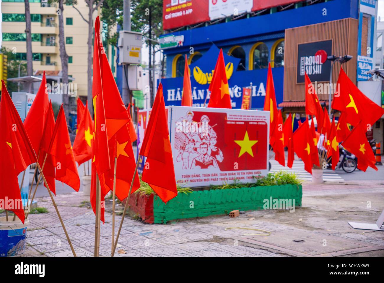 Ho-Chi-Minh-Stadt, Vietnam - 2. September 2025: Die vietnamesische Gasse ist mit Nationalflaggen und roten Bannern auf der Straße für die Feier des Vietnam-Nationalfeiertags dekoriert. V Stockfoto Ho-Chi-Minh-Stadt, Vietnam - 2. September 2025: Die vietnamesische Gasse ist mit Nationalflaggen und roten Bannern auf der Straße für die Feier des Vietnam-Nationalfeiertags dekoriert. V Stockfoto