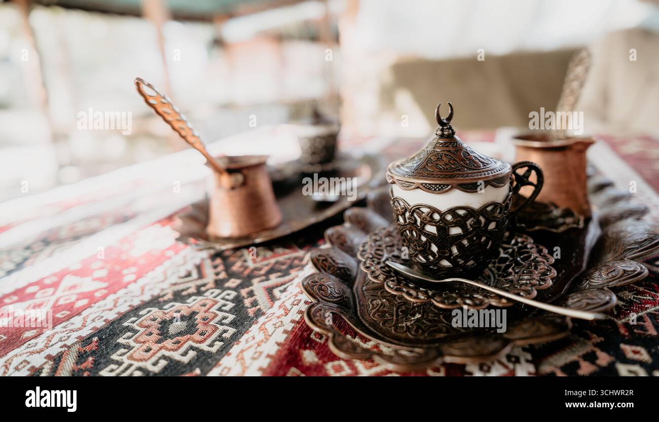 Türkischer Kaffee auf einem traditionellen Teppich Stockfoto