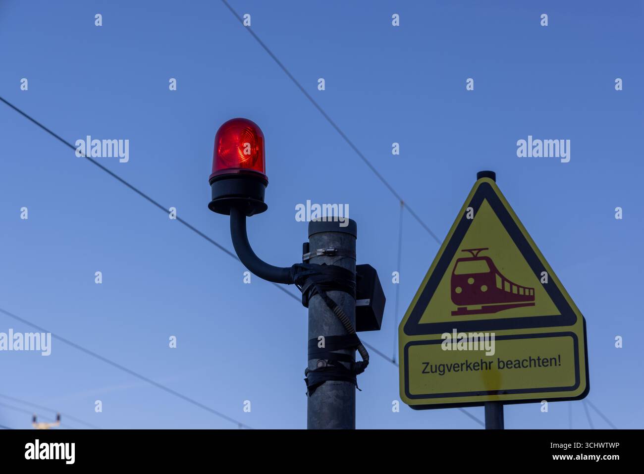 Rote Signalleuchte, um auf den Zugverkehr zu achten, Deutschland Stockfoto