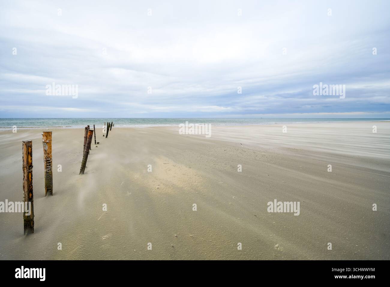Strandlandschaft auf Rømø. Die dänische Wattenmeerinsel Rem. Minimalistische Natur am weitläufigen Strand. Stockfoto
