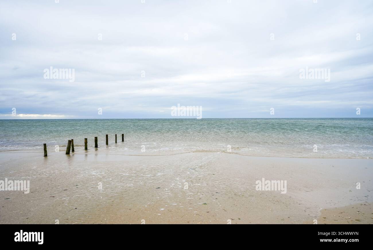 Strandlandschaft auf Rømø. Die dänische Wattenmeerinsel Rem. Minimalistische Natur am weitläufigen Strand. Stockfoto