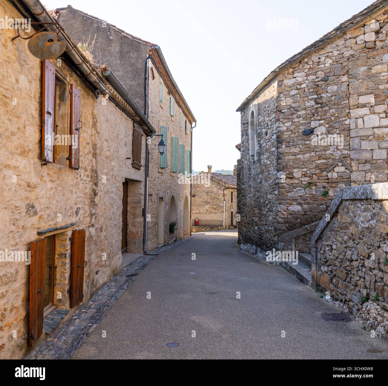 Enge Gassen von Minerve, Occitanie, Frankreich, mit mittelalterlichen Steinbauten in hellen Beige- und Brauntönen Stockfoto