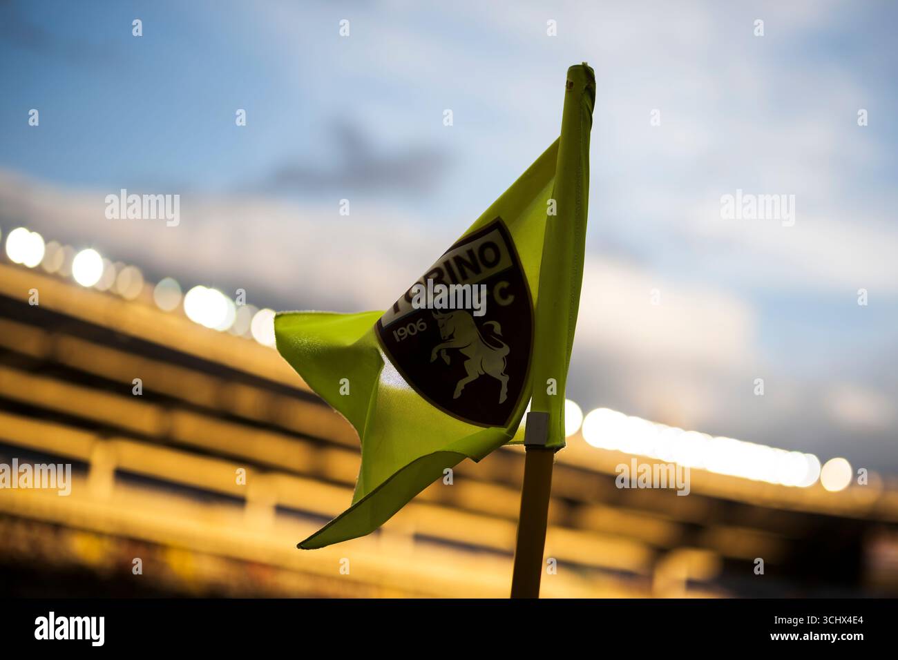 Eine Eckfahne mit dem Logo des Torino FC weht während der Halbzeit des Fußballspiels der Serie A zwischen Torino FC und ACF Fiorentina. Stockfoto