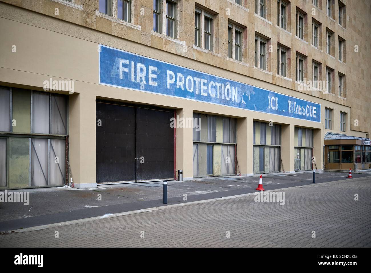 Brandschutzschild, Flughafen Tempelhof, verblasste blaue Farbe, horizontales Tageslichtfoto, historische Stadtfassade, Dokumentationsstil für redaktionelle, richtig Stockfoto