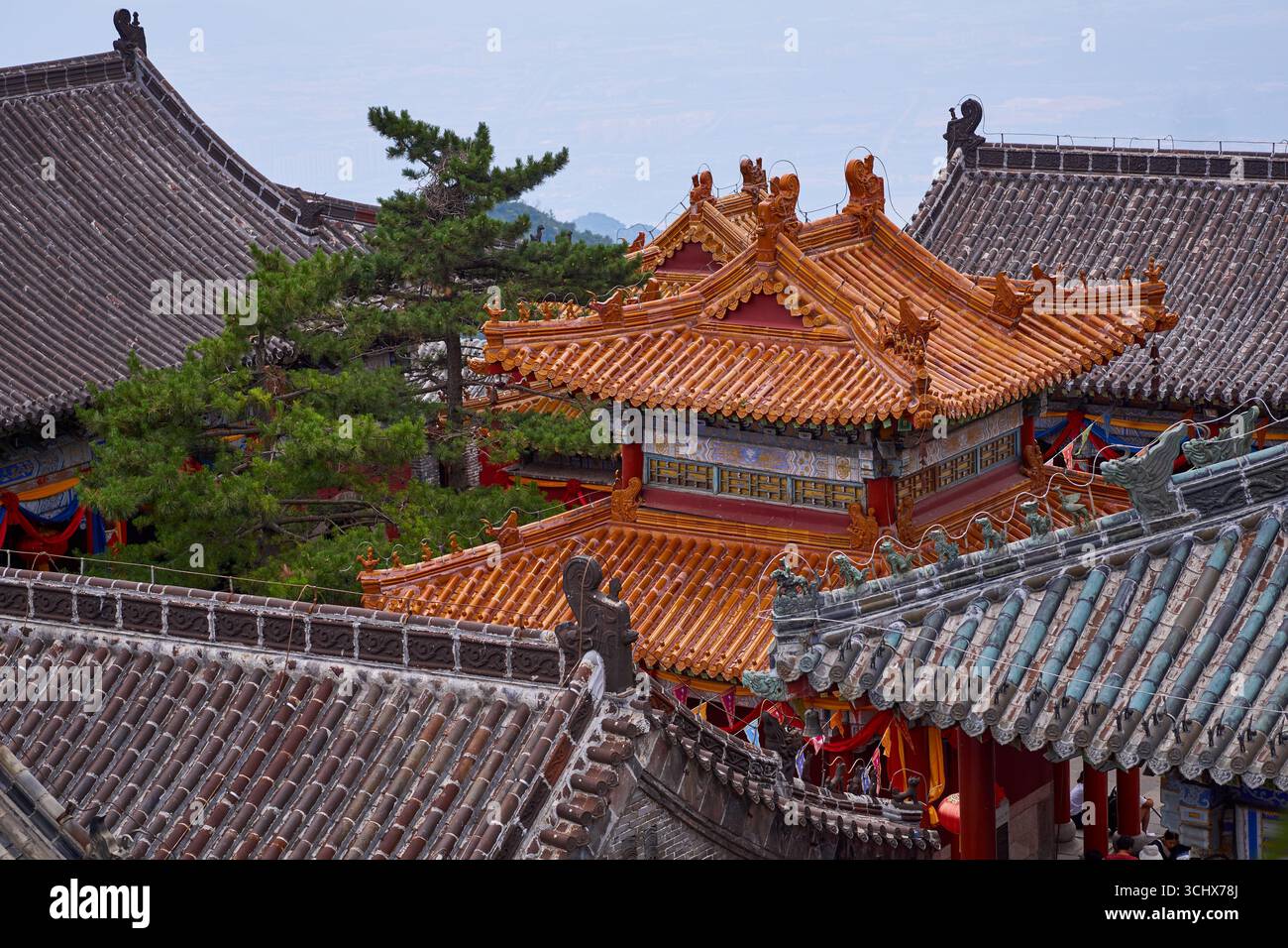 Antike Tempel auf dem Gipfel des Taishan oder Mount Tai, dem heiligsten Dao Berg in China Stockfoto