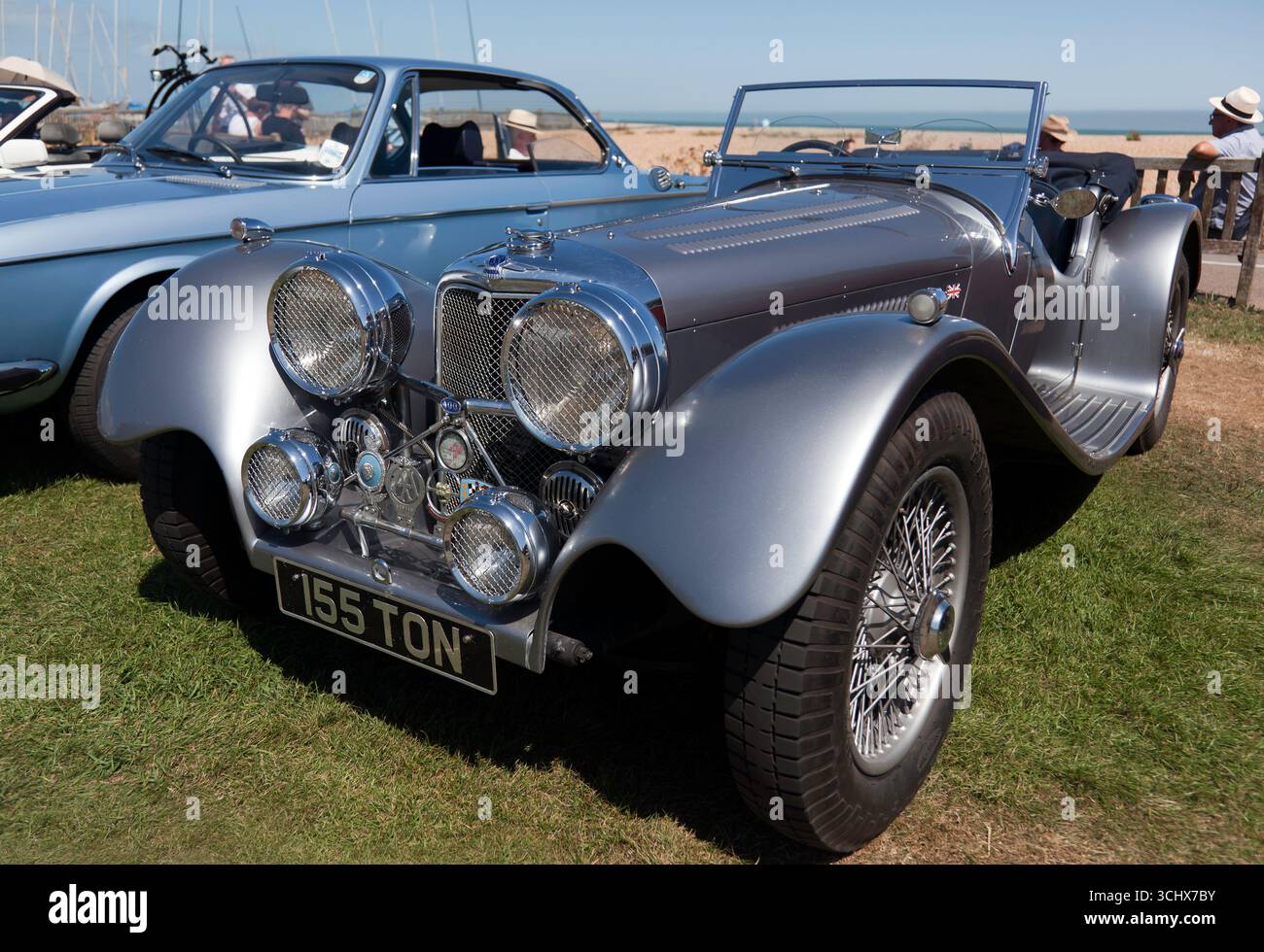 Dreiviertel-Vorderansicht eines 2016 Silver Suffolk SS100 Replikats, ausgestellt auf der Deal and Walmer Classic Car Show 2025. Stockfoto