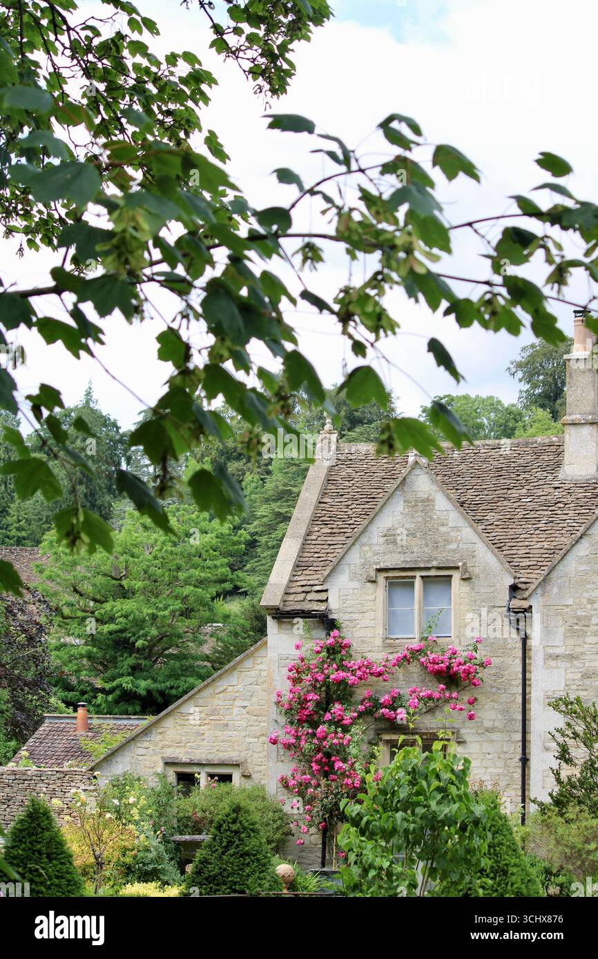 Kalksteingebäude in Castle Combe, Cotswold, England Stockfoto