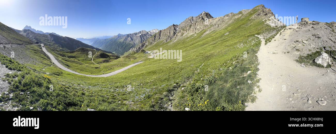 Panoramablick auf die linke Südrampe des dritthöchsten asphaltierten Passes in den Alpen höchster Grenzpass 2744 m hoch Col Agnel Colle dell' Agnello Pa Stockfoto