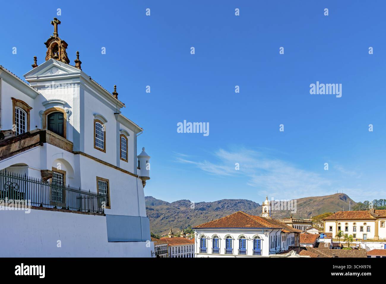 Barocke Gebäude in der Stadt Ouro Preto zwischen den Hügeln von Minas Gerais, Ouro Preto, Minas Gerais, Brasilien Stockfoto