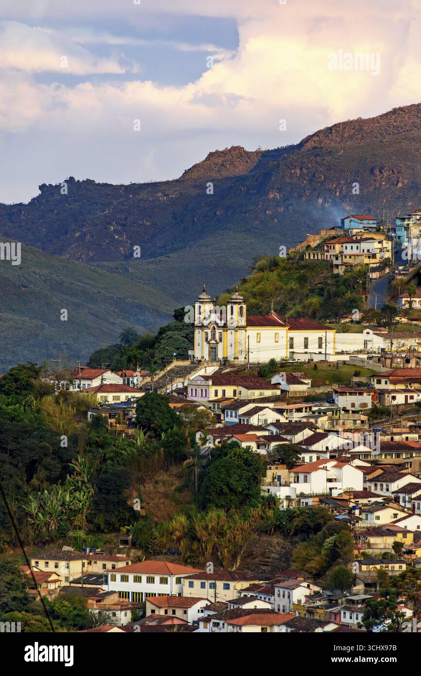 Historische Stadt Ouro Preto zwischen den Bergen des Bundesstaates Minas Gerais, Ouro Preto, Minas Gerais, Brasilien Stockfoto
