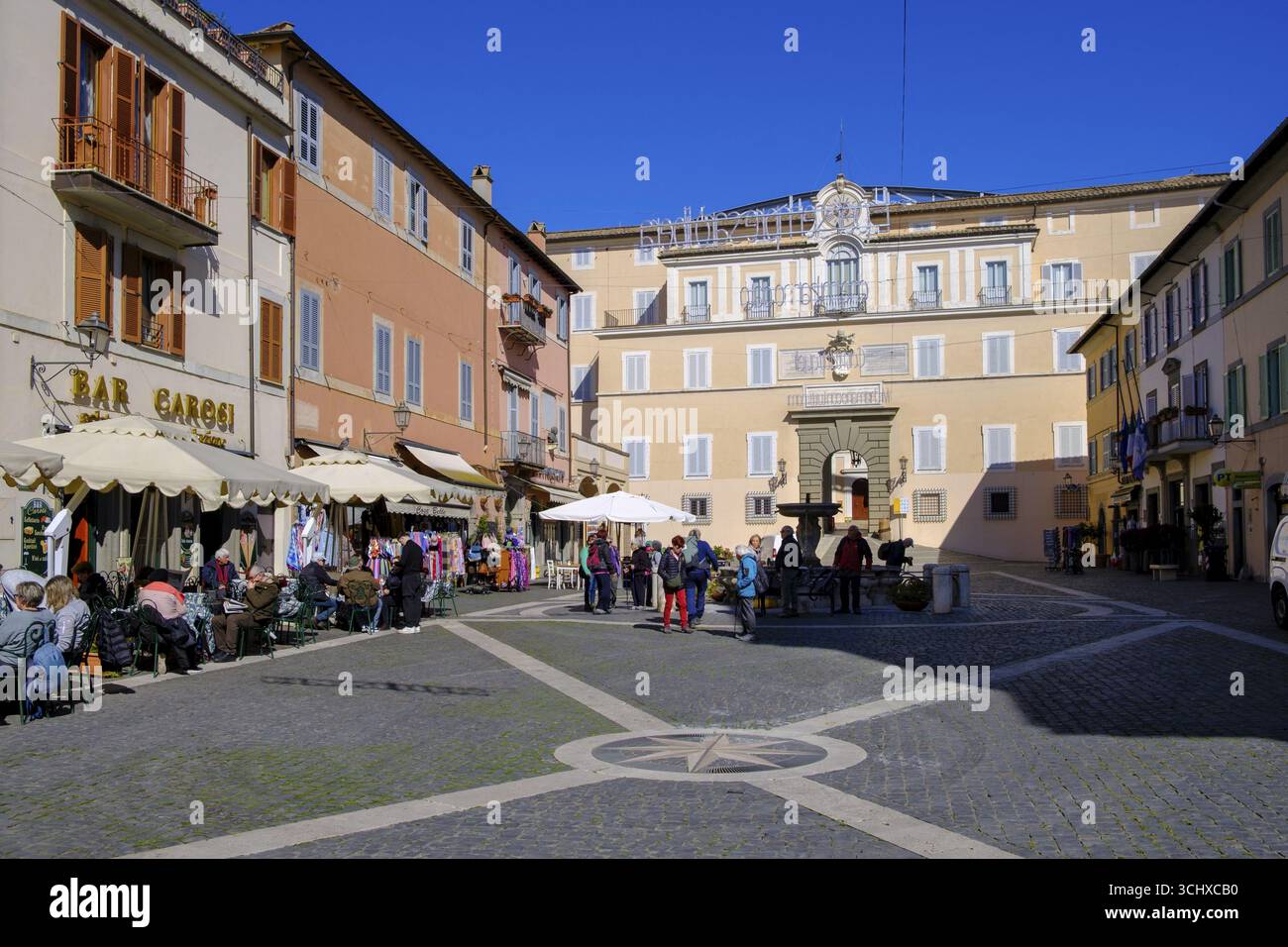Piazza Liberta mit päpstlicher Sommerresidenz Castel Gandolfo, Palazzo Pontificio, Albano, Alban Hills, Colli Albani, Latium, Italien Stockfoto