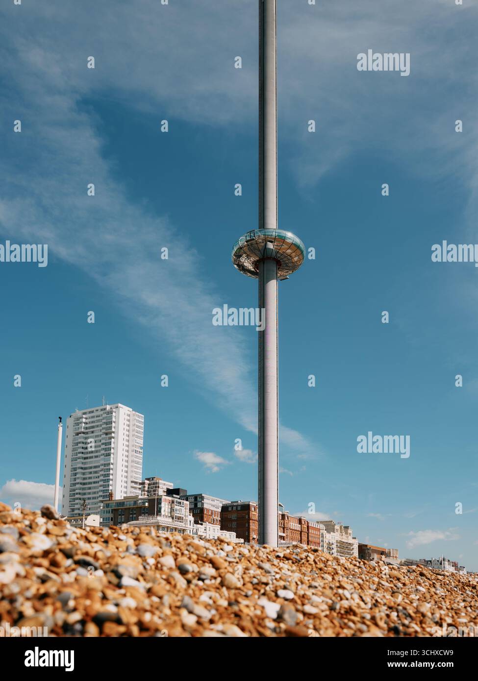 Der Brighton i360 Aussichtsturm und die Brighton i360 an der Küste von Brighton and Hove Beach, East Sussex, England, Großbritannien Stockfoto