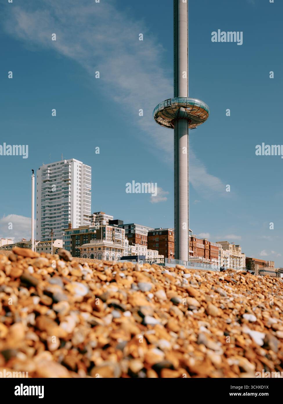 Der Brighton i360 Aussichtsturm und die Brighton i360 an der Küste von Brighton and Hove Beach, East Sussex, England, Großbritannien Stockfoto