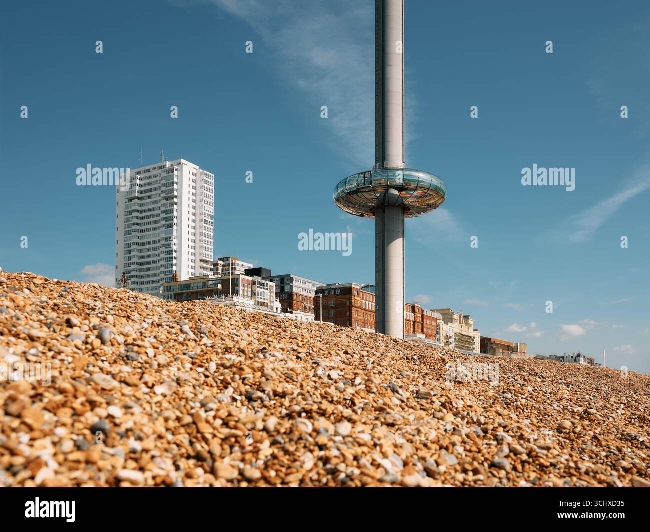 Der Brighton i360 Aussichtsturm und die Brighton i360 an der Küste von Brighton and Hove Beach, East Sussex, England, Großbritannien Stockfoto