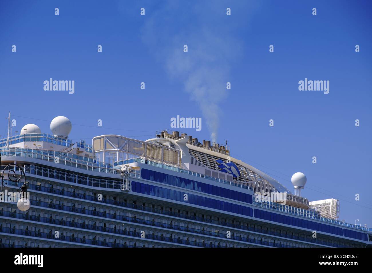 Abgase, Verbrennung, Kreuzfahrtschiff, Majestic Princess, Riva del Mandracchio, Promenade, Triest, Adria, Region Friaul-Julisch Venetien, Italien Stockfoto
