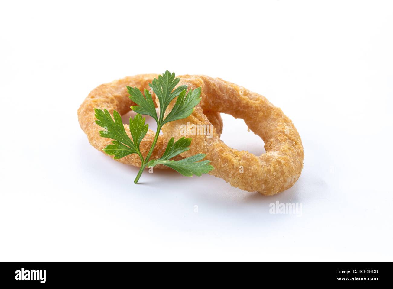 Título: Knusprige gebratene Tintenfischringe isoliert auf weißem Hintergrund Stockfoto