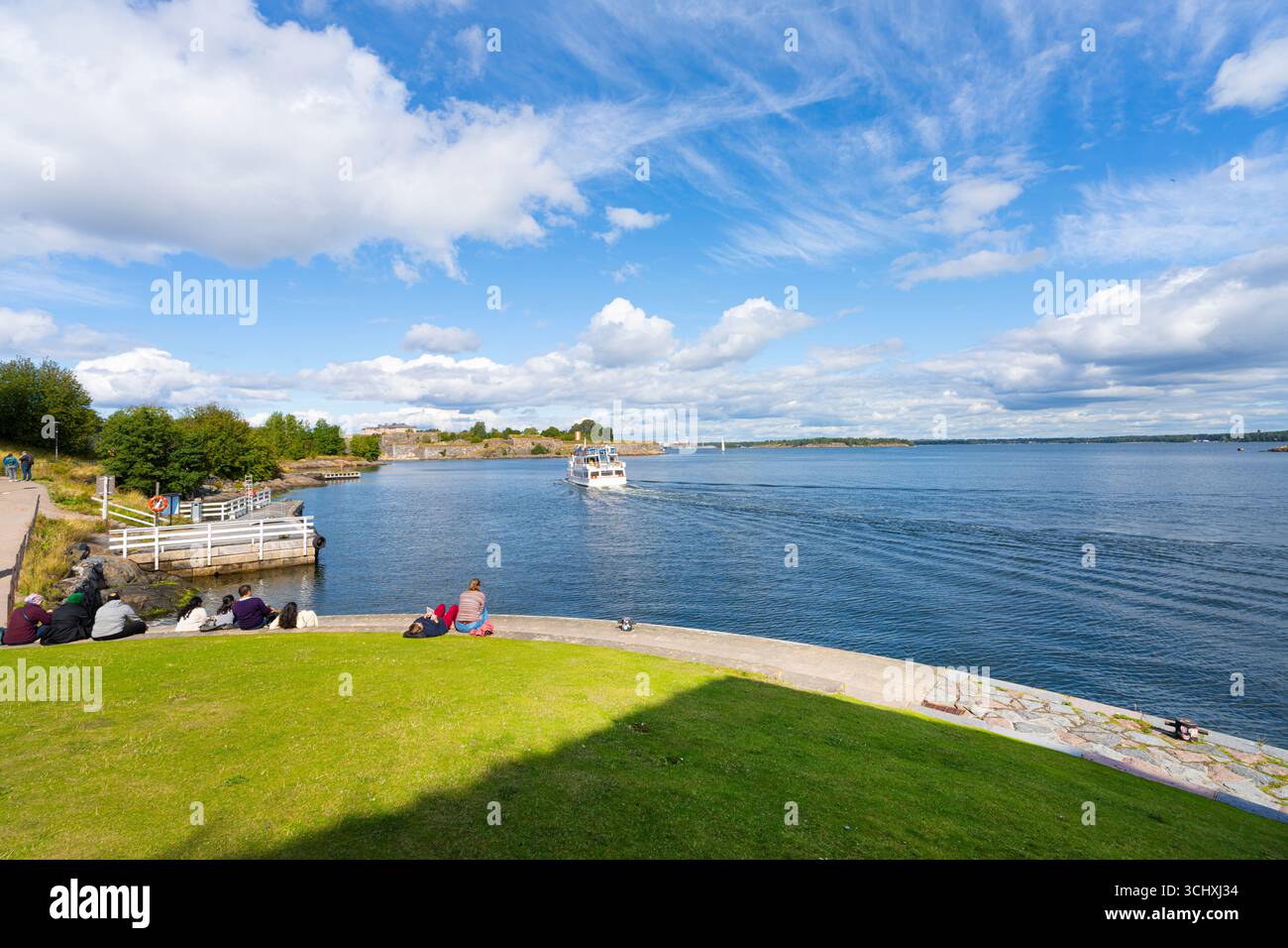 Helsinki, Finnland. August 2025. Panoramablick auf die Küste der Insel Stockfoto