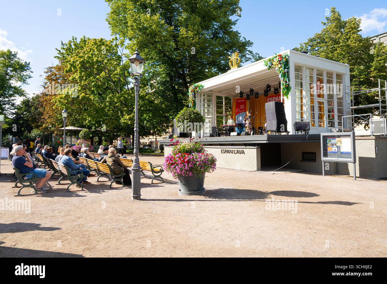 Helsinki, Finnland. August 2025. Blick auf die Menschen, die die Live-Ausstellung in Espan Lava im Stadtzentrum beobachten Stockfoto