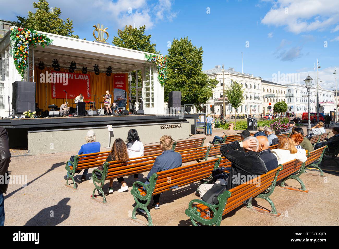 Helsinki, Finnland. August 2025. Blick auf die Menschen, die die Live-Ausstellung in Espan Lava im Stadtzentrum beobachten Stockfoto