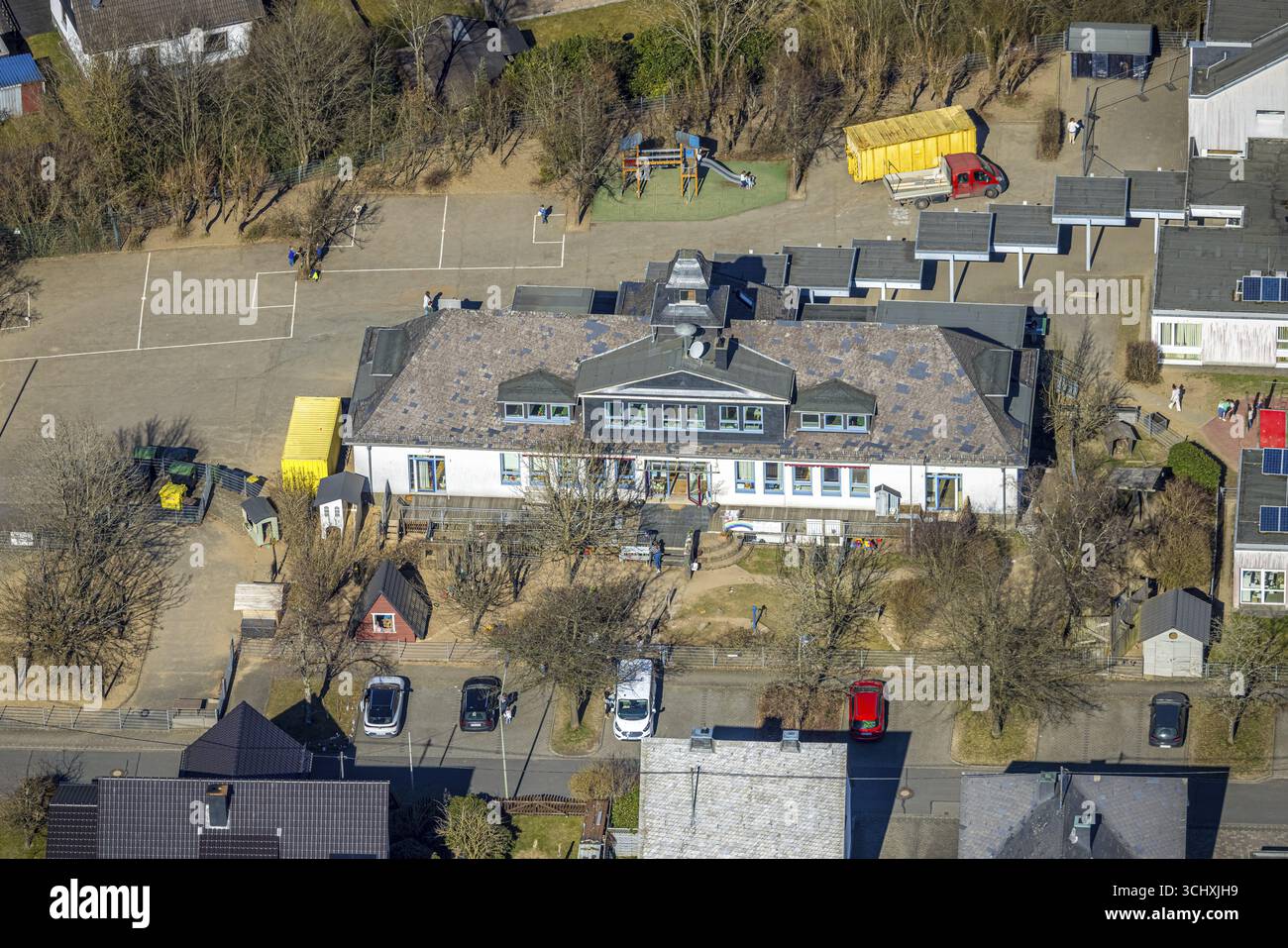 Luftaufnahme, Kindertagesstätte Unterm Regenbogen, Kardinal-Jaeger-Straße, Huensborn, Wenden, Sauerland, Nordrhein-Westfalen, Deutschland, DE, Europa, KI Stockfoto