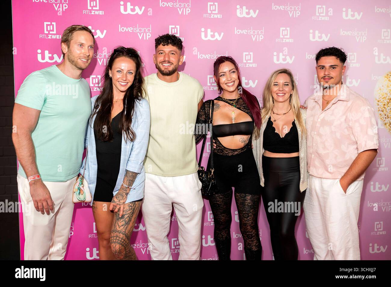Sandra Sicora, Mohamed Chahine, Aline Jost, Jessica Faust und Gäste bei der Premiere zur neuen Staffel der Dating-Show Love Island VIP im CineNova Kino. Köln, 03.09.2025 *** Sandra Sicora, Mohamed Chahine, Aline Jost, Jessica Faust und Gäste bei der Premiere der neuen Saison der Dating Show Love Island VIP im CineNova Kino in Köln, 03 09 2025 Foto:XT.xNgox/xFuturexImagex Island_5930 Stockfoto
