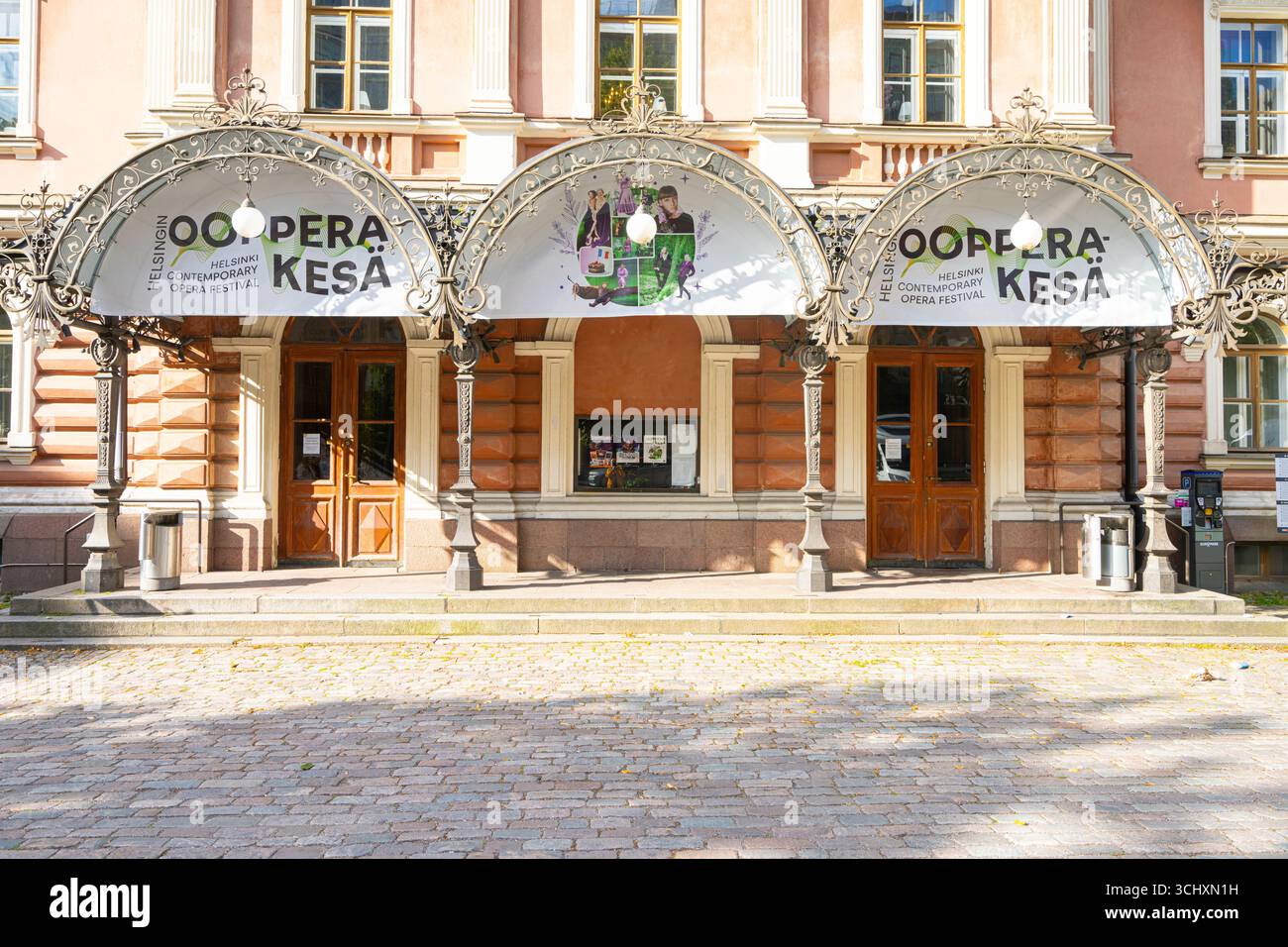 Helsinki, Finnland. August 2025. Außenansicht des Aleksanterin-Theaters im Stadtzentrum Stockfoto