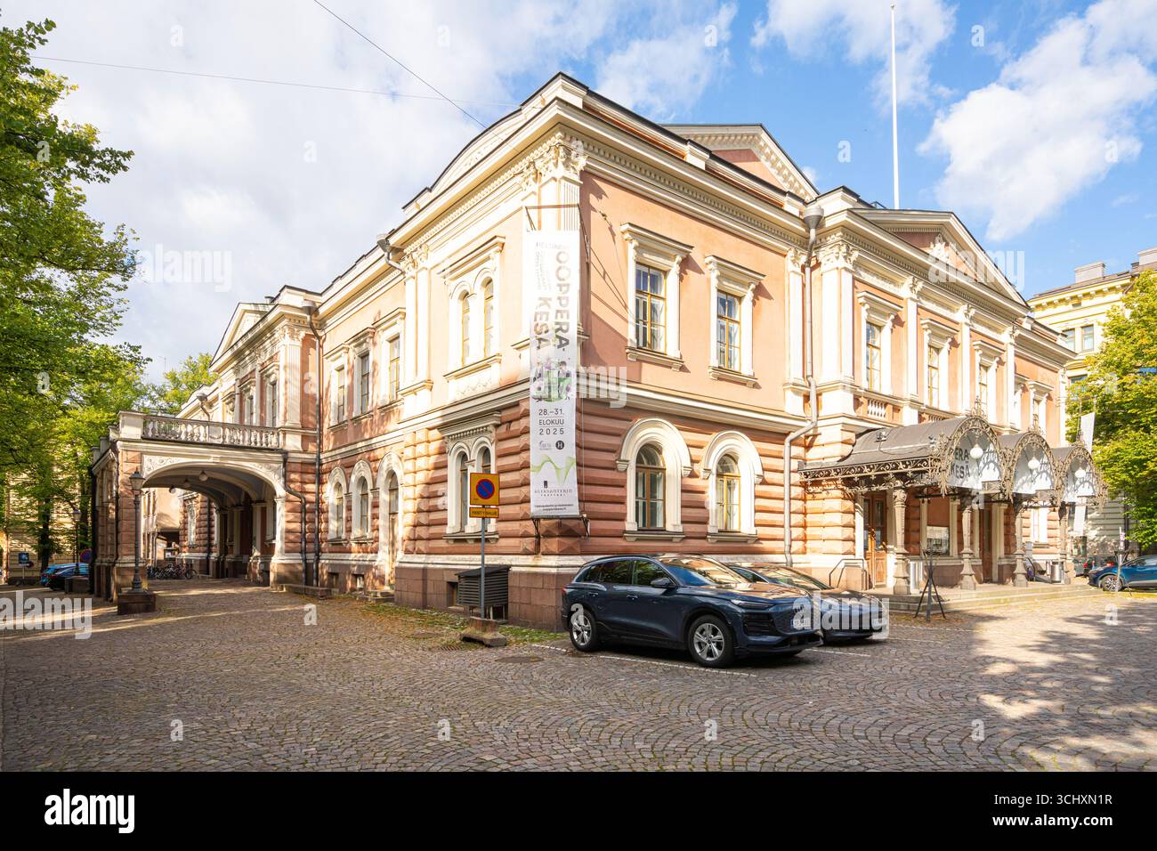Helsinki, Finnland. August 2025. Außenansicht des Aleksanterin-Theaters im Stadtzentrum Stockfoto