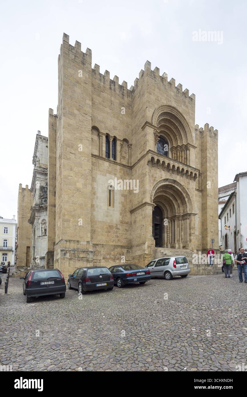 Alte Kathedrale (SE Velha) in der Altstadt von Coimbra, Altstadt von Coimbra, Coimbra, Bezirk Coimbra, Portugal, Europa, Luftaufnahme, Vogelperspektive, Stockfoto