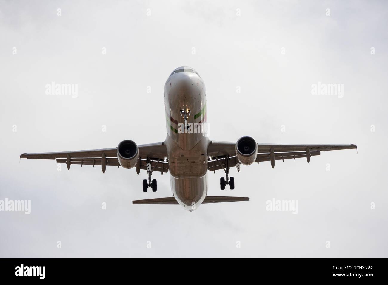 Tap Air portugal der airbus a321 211 fährt mit ausgefahrenem Fahrwerk ab und ist bereit für den Touchdown Stockfoto