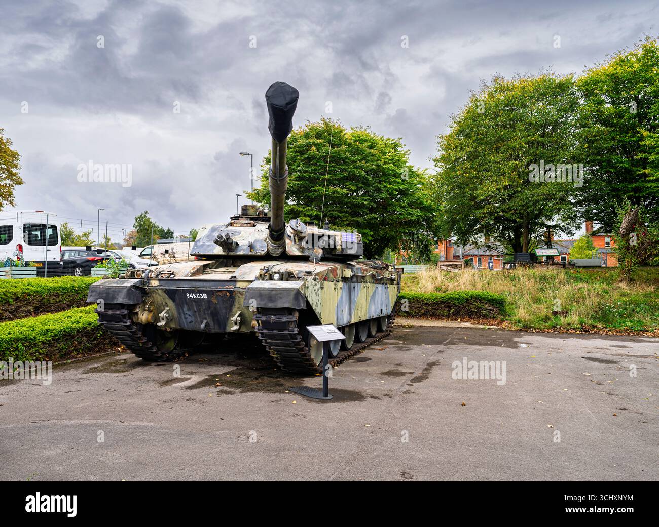 Im Aldershot Military Museum, Aldershot, Hampshire, Großbritannien, ist ein alter Challenger 1-Kampfpanzer ausgestellt Stockfoto