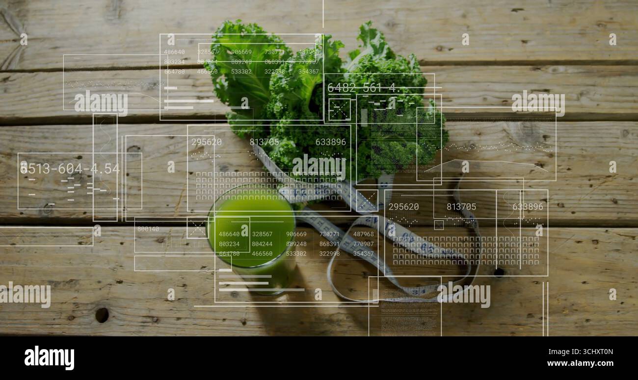 Zeigt Küchenzeile mit Grünkohl auf Tablett, mit Schüssel, Saftglas, Apfel, Maßband Stockfoto