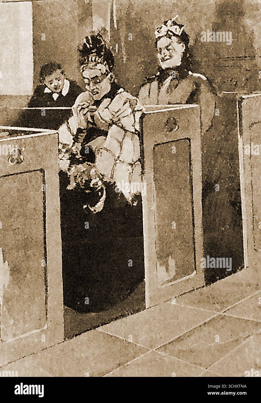 Eine viktorianische Kirchenszene mit einer Frau und ihrem Schoßhund, die in einer Kirchenbank sitzen. Stockfoto