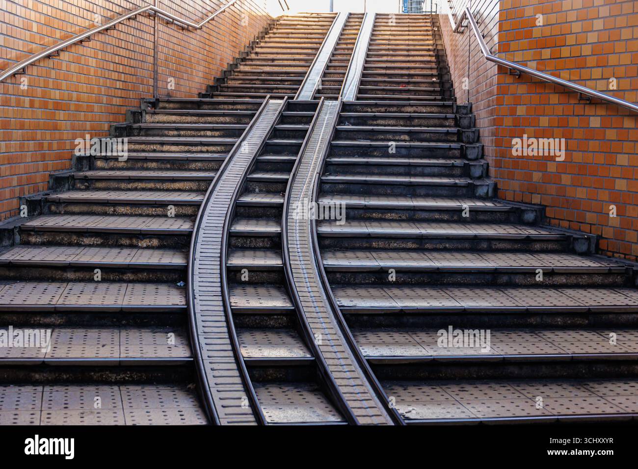 Unterirdische Tunneltreppen mit Fahrrampen Gleisbahn in Industrieländern und Menschen benutzen Fahrräder im Alltag Stockfoto