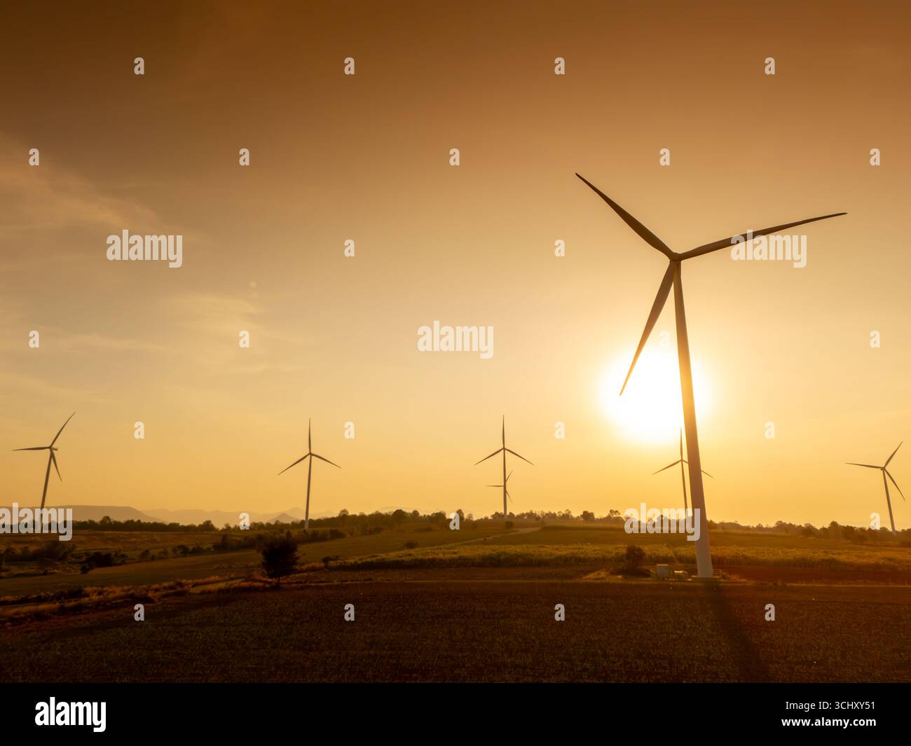 Windenergieanlage eingereicht auf Sunset Sky Clean Power System, Stromerzeuger, umweltfreundliche alternative Energieeinsparung Umwelt ohne CO2-Bilanz Stockfoto