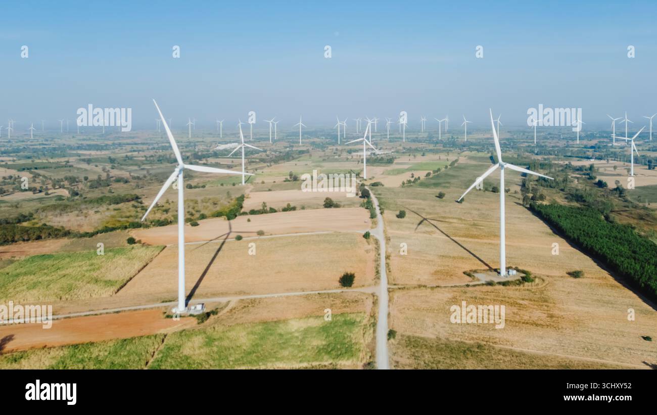 Windturbinenfarm Landschaft weite Fläche in Berglandschaft sauberes Stromsystem, Stromerzeuger, umweltfreundlicher alternativer Energiesparer Stockfoto