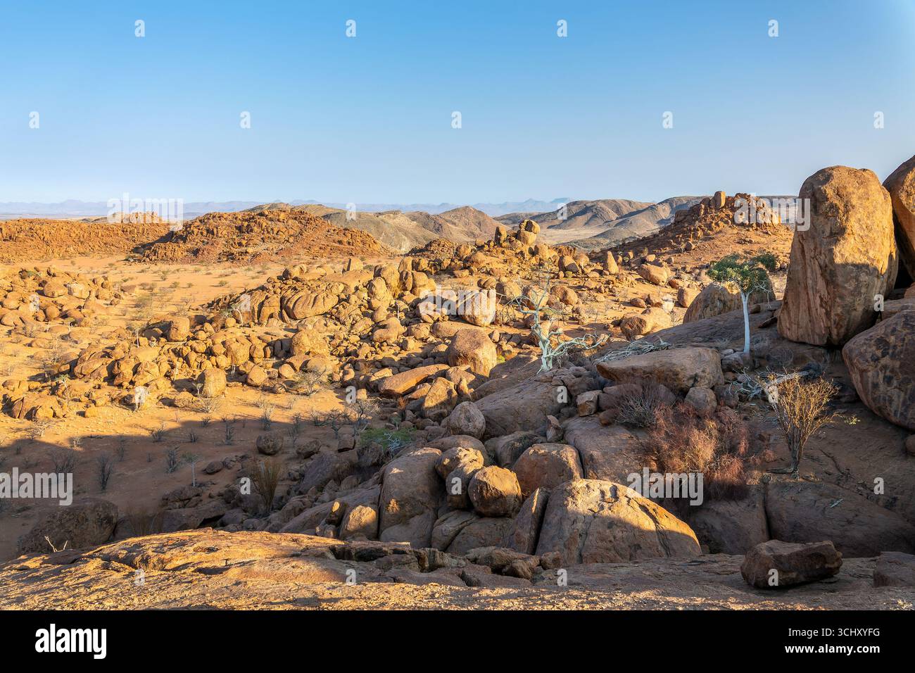 Malerische Aussicht auf felsige Berge mit Felsbrocken, Damaraland Landschaft, Namibia, Afrika Stockfoto