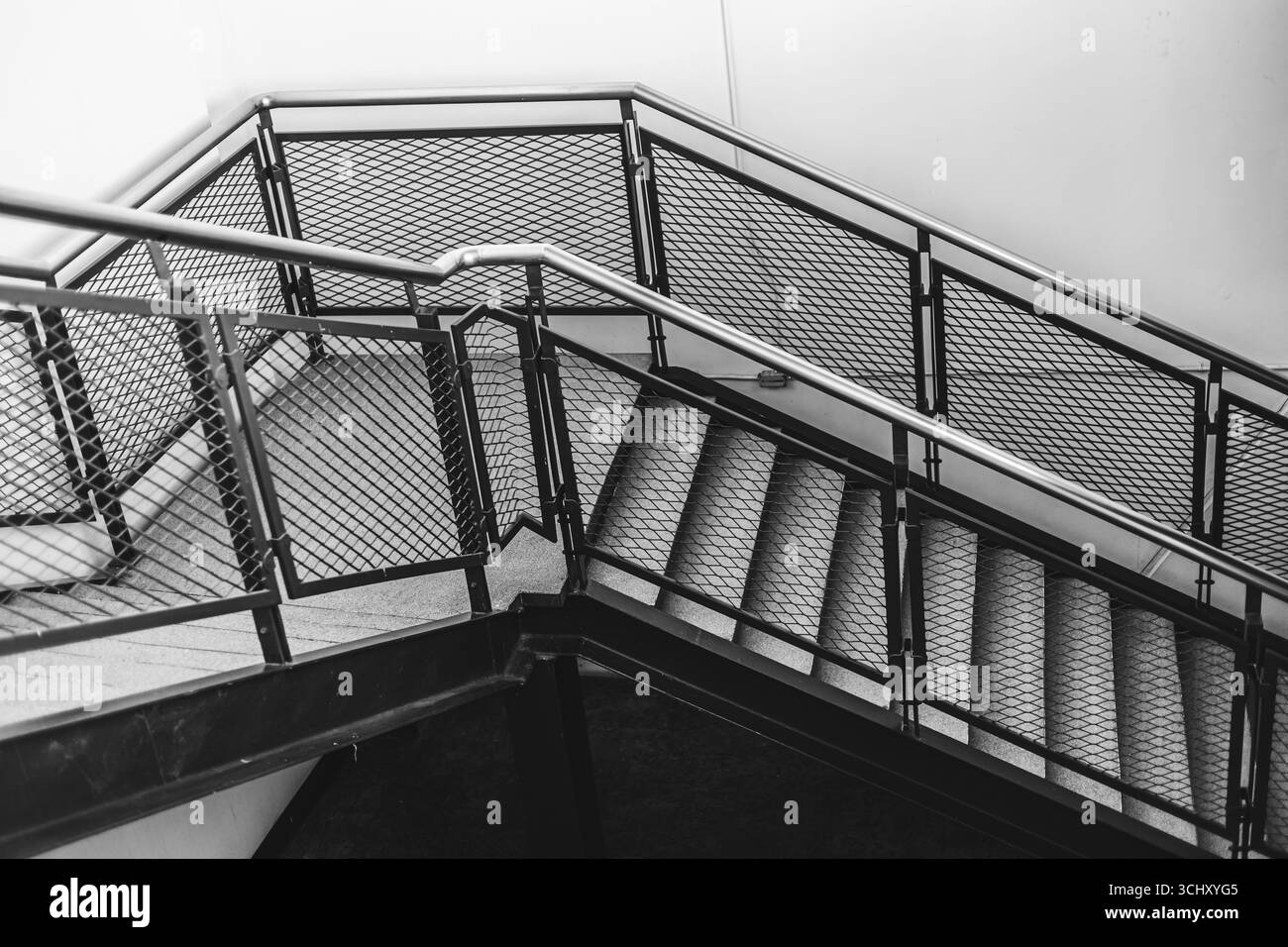 Modernes Treppengebäude aus Balkenbaustahl und Drahtgeflecht modernes, kostengünstiges Innendesign Stockfoto