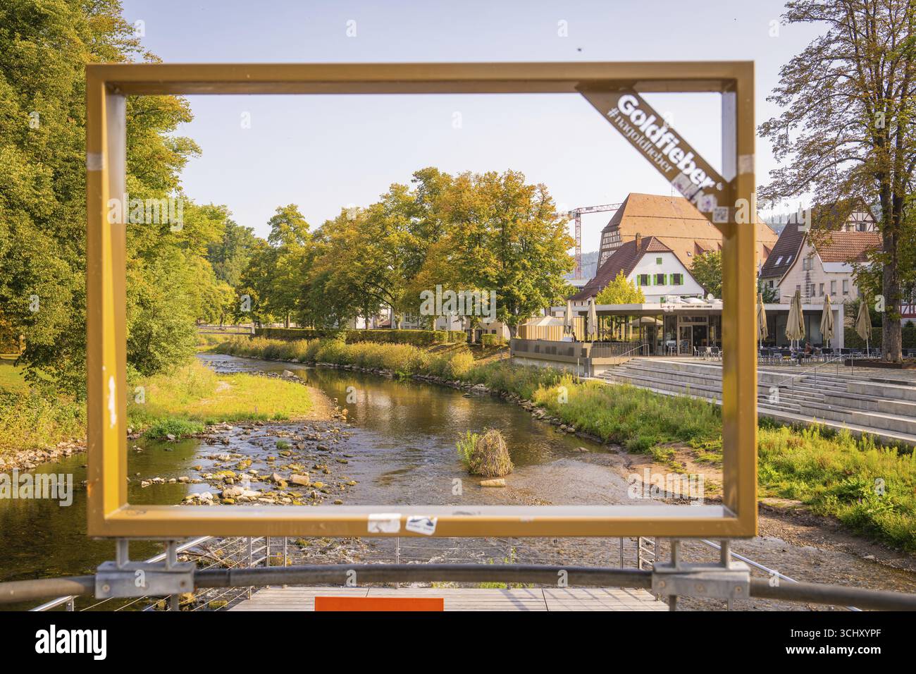 Ein Fluss, umrahmt von einem großen Rahmen, in einer urbanen Landschaft, Kleinstadtperle Nagold, Schwarzwald, Deutschland Stockfoto