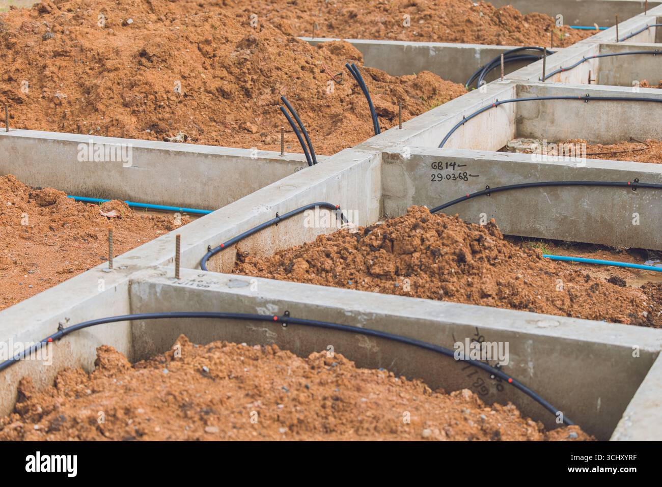 Fundamentbaustelle, Flachfundament Erdgeschoß Pflaster Betonbalken und Rohrkonstruktion Stockfoto