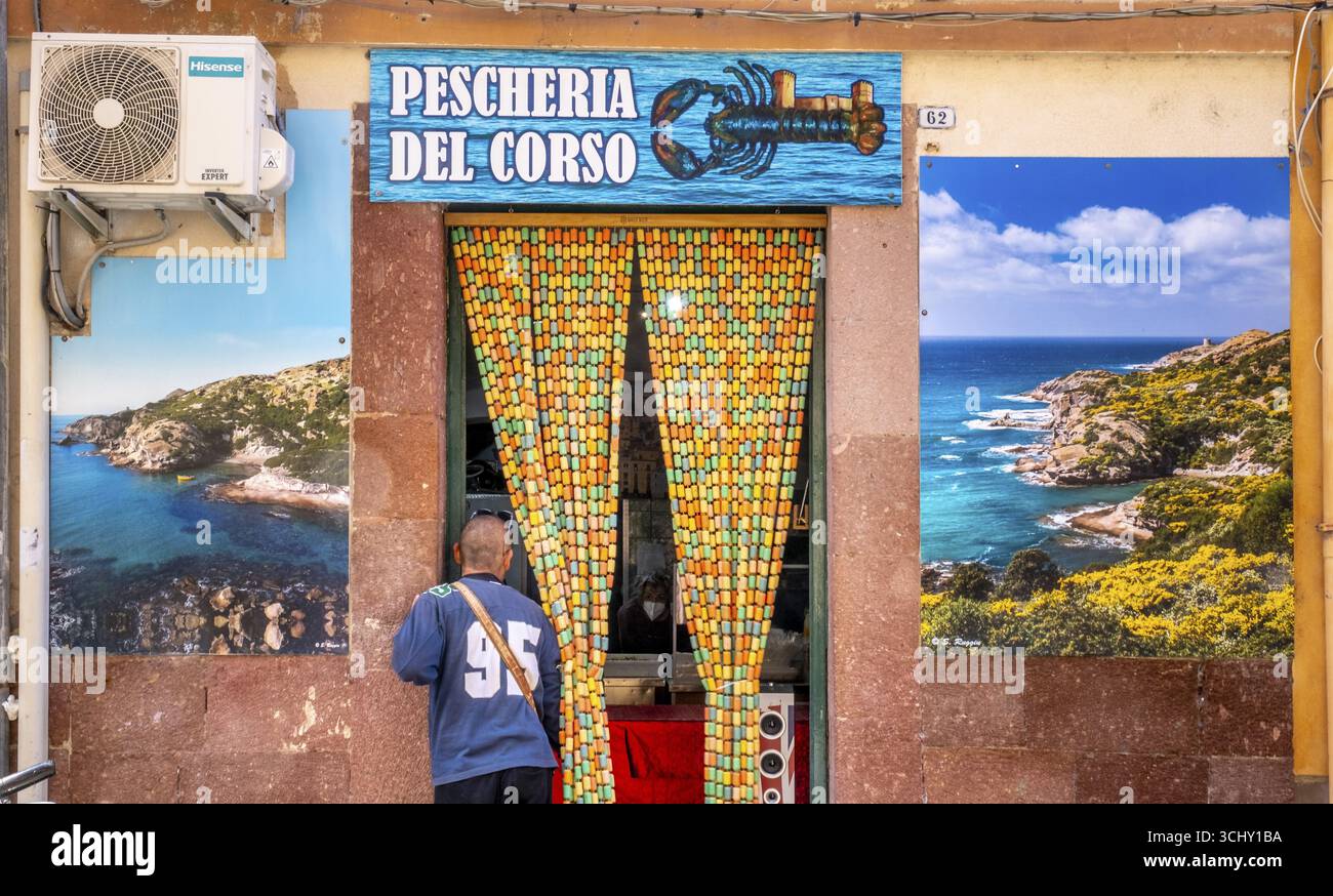 Sardinien, Eintritt zur Pescheria Del Corso mit farbenfrohen Vorhängen und Küstenfotos, Bosa, Europa, Provinz Oristano, Italien, Architektur, Bilder Stockfoto