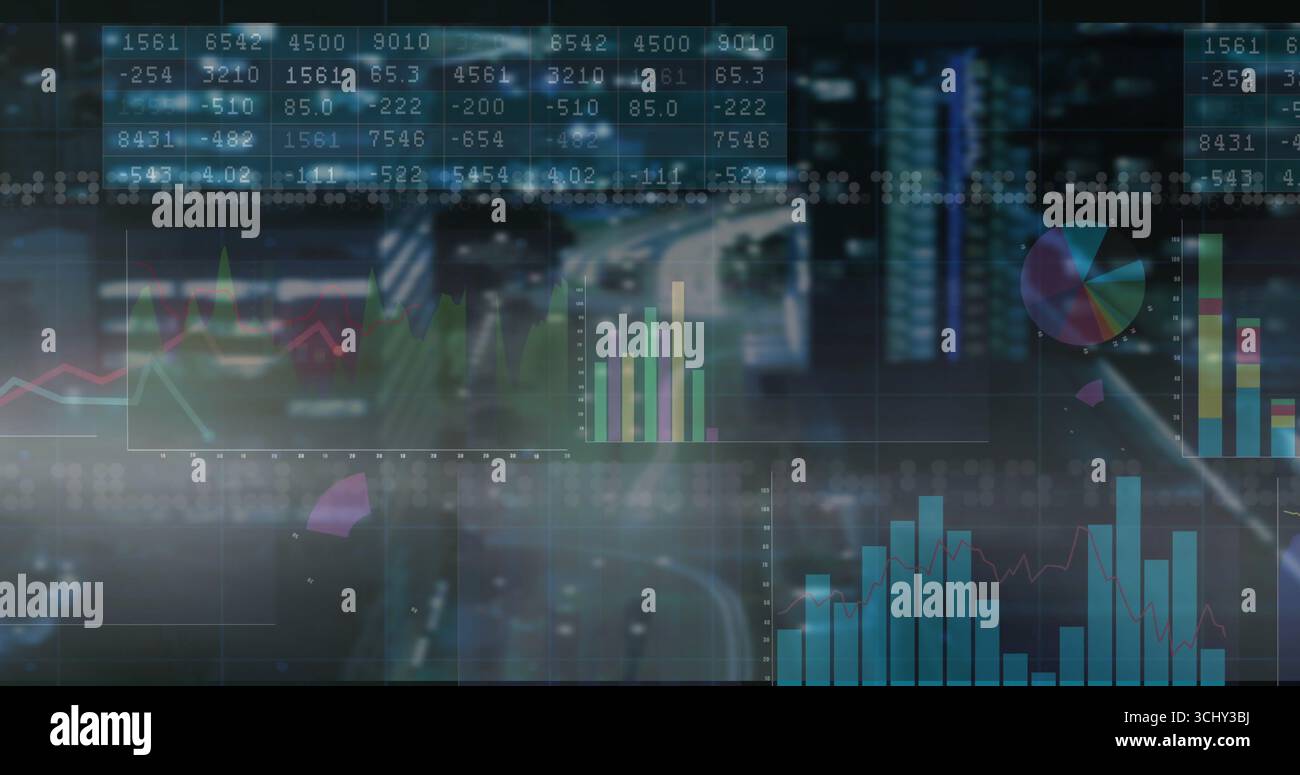 Interaktives Dashboard-Raster über nächtlichen Straßen mit numerischen Tabellen und Diagrammen Stockfoto